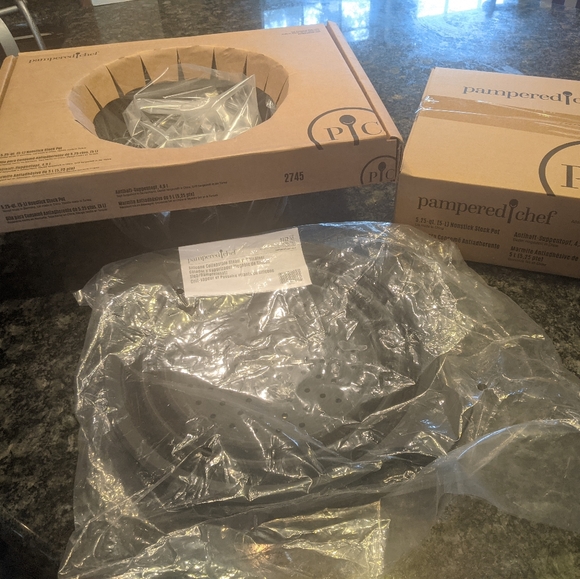 🛎NEW LISTING🛎 Pampered Chef 5.25 qt Non-stick Stock Pot - Picture 1 of 1